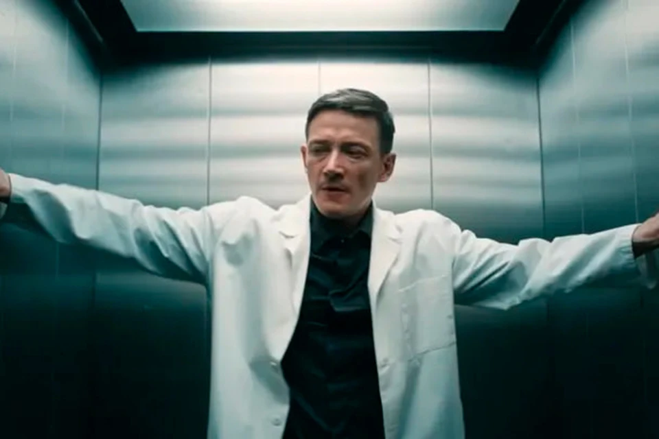 Герой Сергея Гилева - чудесный доктор. Фото: Кадр из сериала «Хирург», 2025
