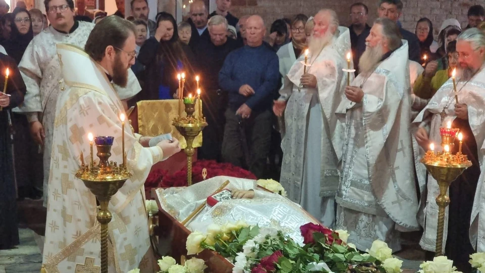По благословению митрополита Рязанского и Михайловского Марка, литургию иерейским чином и отпевание возглавил митрополит Саратовский и Вольский Игнатий. Фото: Рязанская епархия.