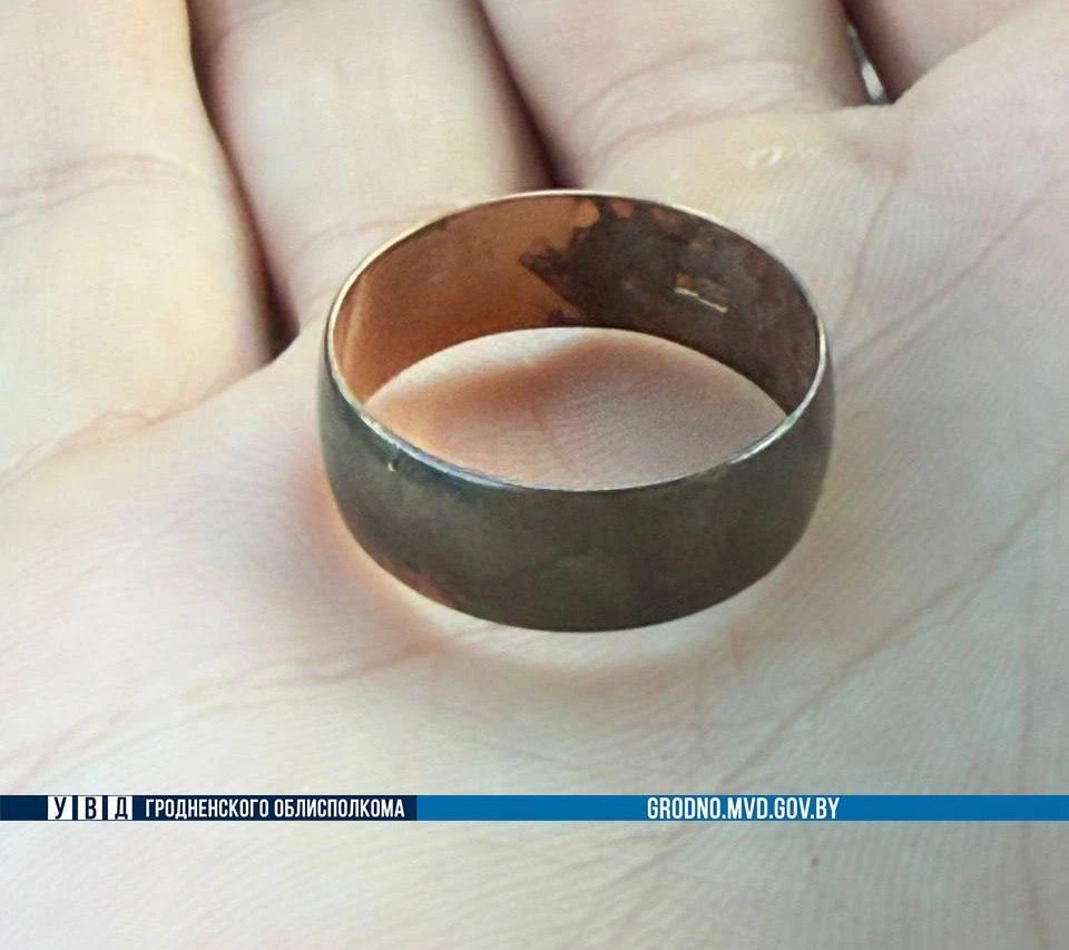 Пенсионерка из-под Гродно купила «наноодеяло», а заодно отдала продавцам золотое кольцо. Фото: телеграм-канал УВД Гродненского облисполкома