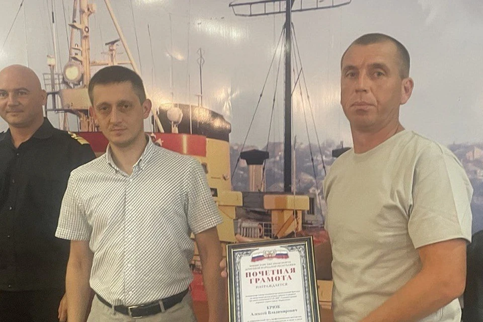 Лучших сотрудников Мариупольского порта наградили благодарностями. Фото: Минтранс ДНР