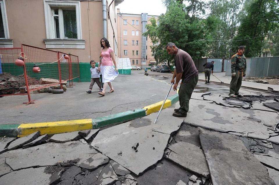 В Советской Гавани начали ремонт двора на улице Рабочей