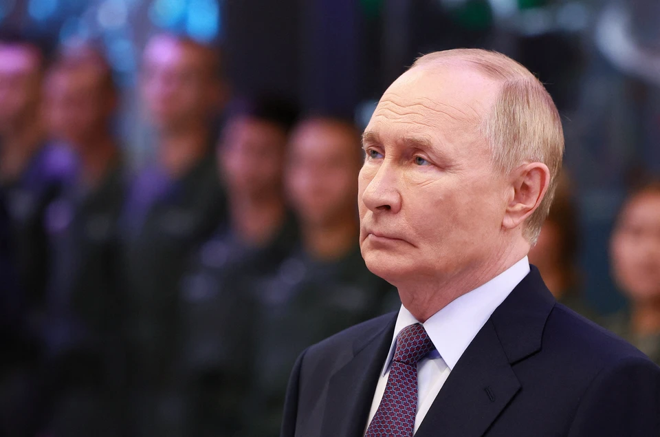 Владимир Путин осмотрел стенды Национального центра «Россия» во Владивостоке.