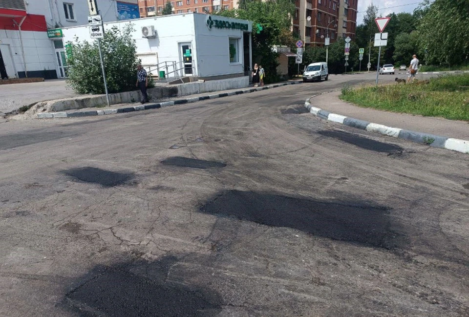 В Туле продолжаются работы по восстановлению дорог и тротуаров.
