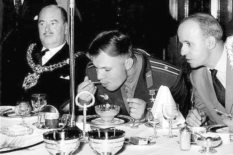 С лордом-мэром Манчестера Лайонелом Биггсом (эту фотографию часто выдают за фото с приема у британской королевы). Фото: из книги "Земные орбиты Юрия Гагарина"