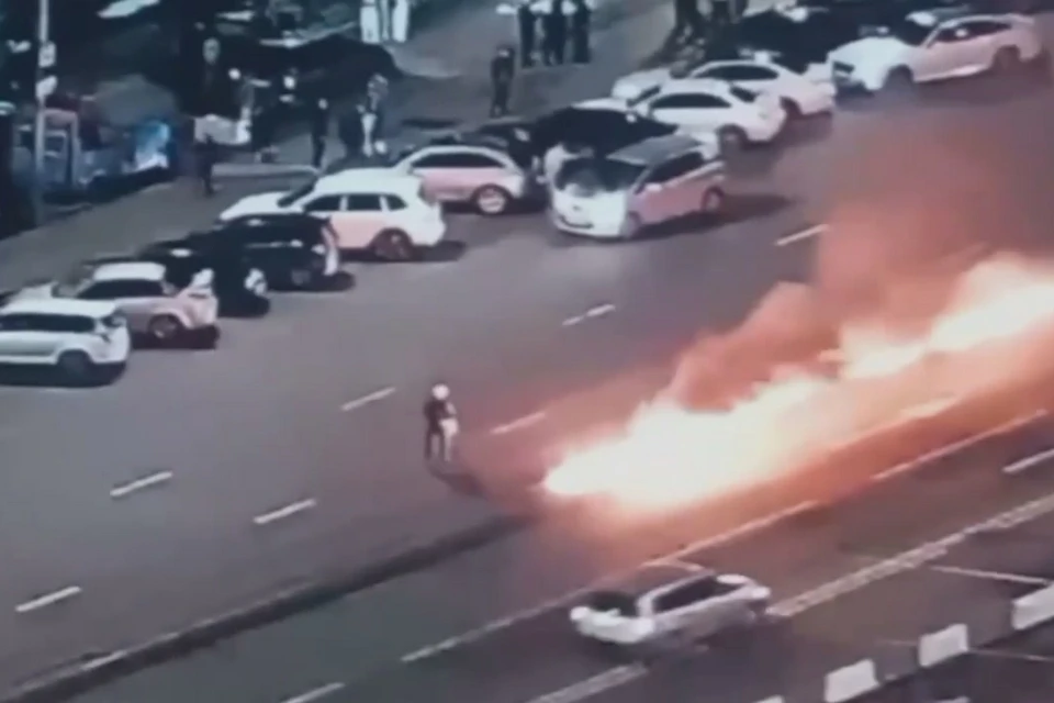 В Красноярске пироман поджег дорогу в центре города. Стоп-кадр видео МВД