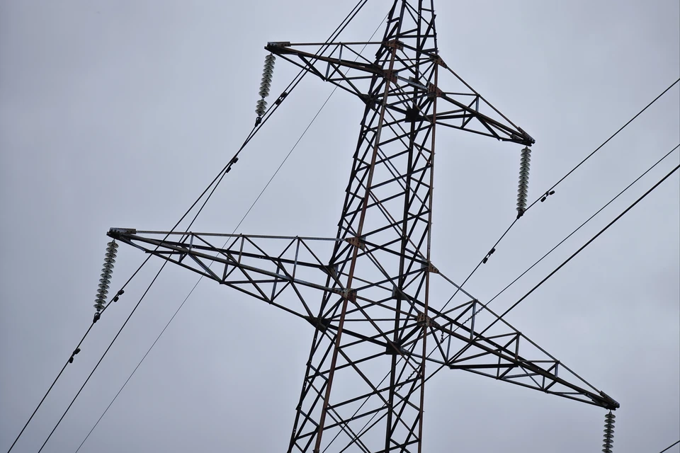 Восстановить подачу электричества обещают в течение трех часов.