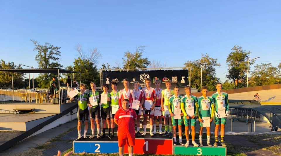 Среди тех, кто поднялся на пьедестал командной гонки преследования, был и воронежский велосипедист Максим Агапов.