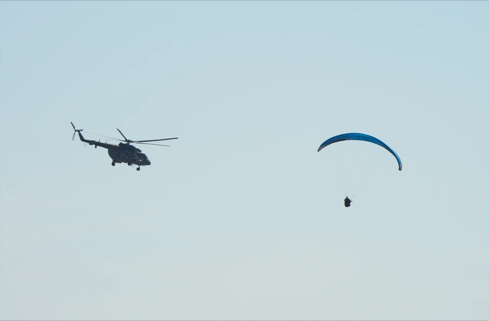 Параплан с Василием Лелекой и пролетающий рядом вертолет Ми-8 под Мариуполем