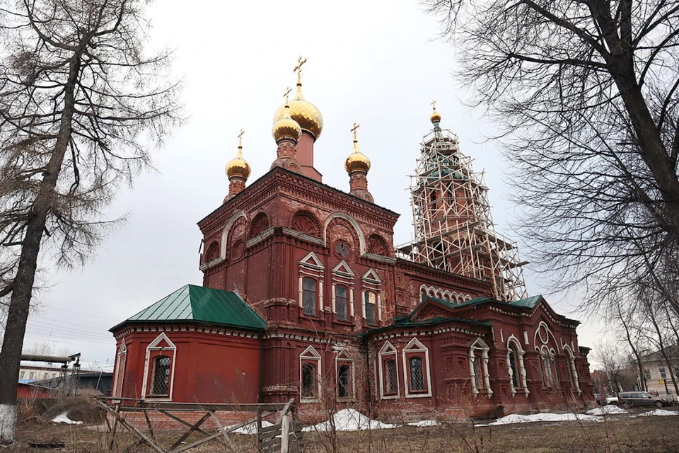 Каменное здание, возведенное еще в начале XVIII века, перестроили по проекту Ивана Чарушина. Фото: Вятская епархия