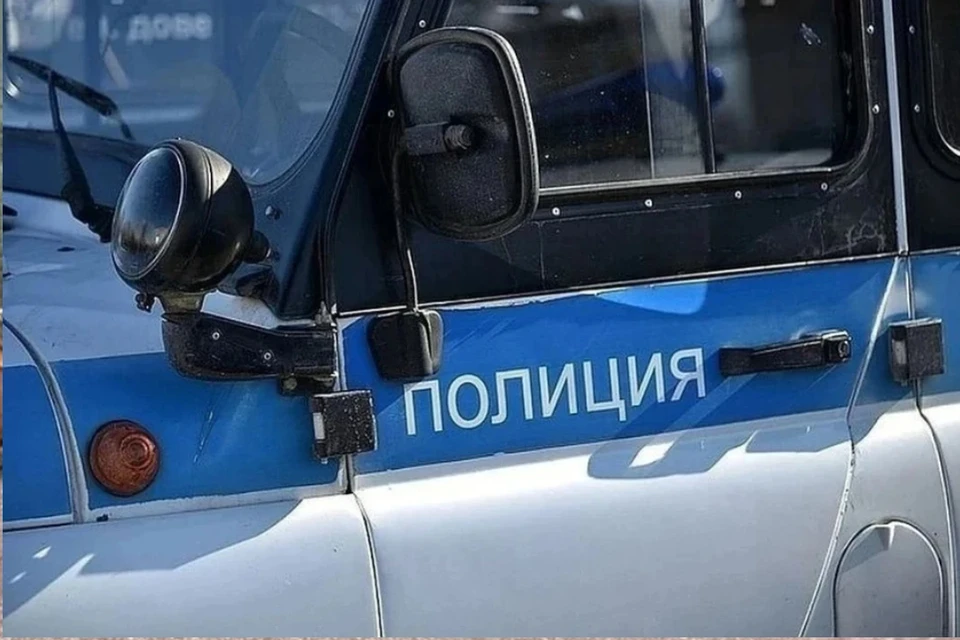 Прибывшие полицейские потушили горящий салон внедорожника.