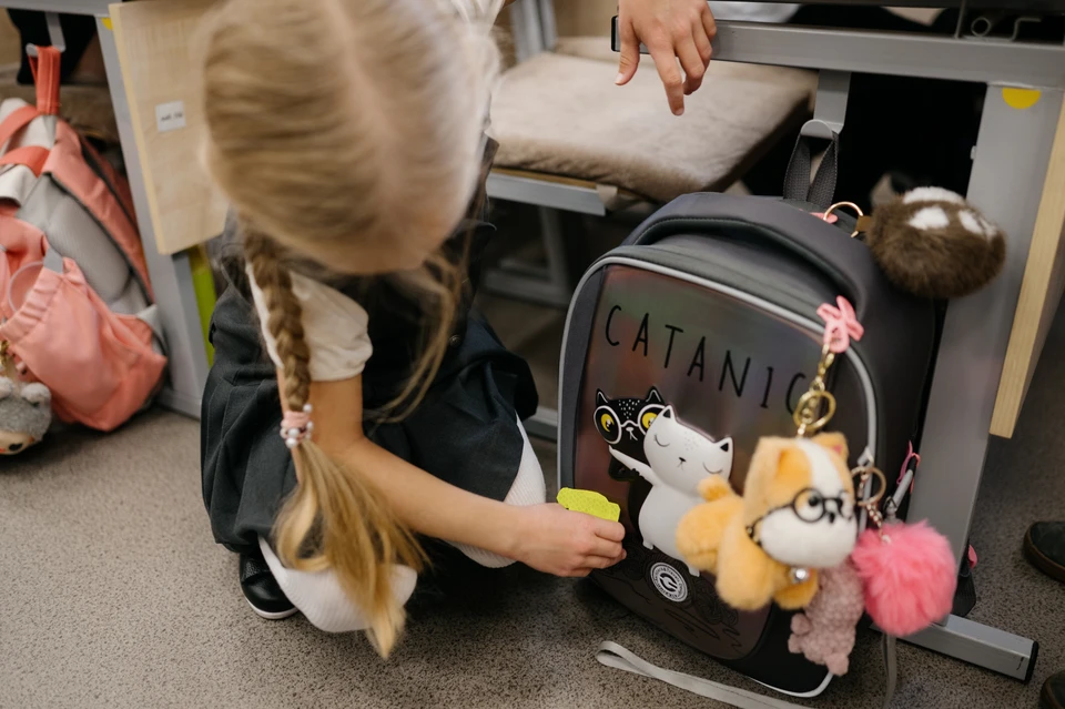 Световозвращаетель должен быть на рюкзаке или одежде ребенка.