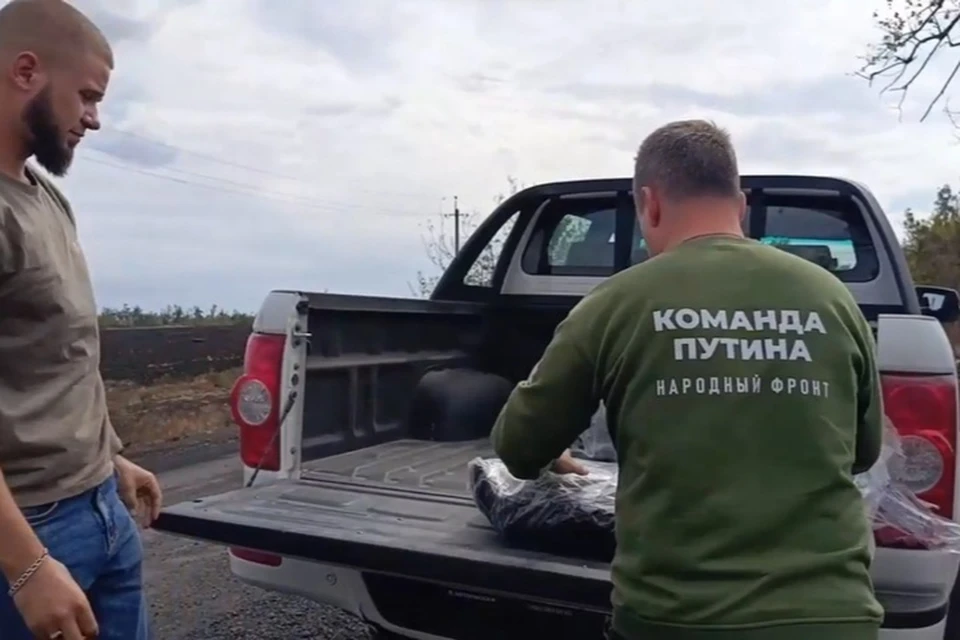 Работникам ЖКХ в Куйбышево привезли противоосколочные жилеты. Фото: Народный фронт Запорожской области