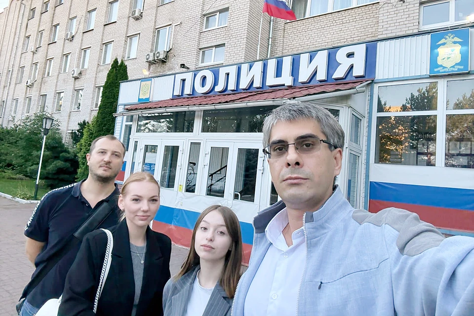 Адвокат Павел Левшун (крайний справа) с потерпевшими после подачи заявления в ОМВД по городу Чехов. Елизавета Лялина - вторая справа