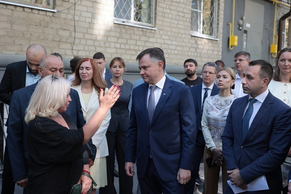 Юрий Слюсарь побывал во дворе многоэтажек на улице Лермонтовской. Фото: сайт правительства Ростовской области