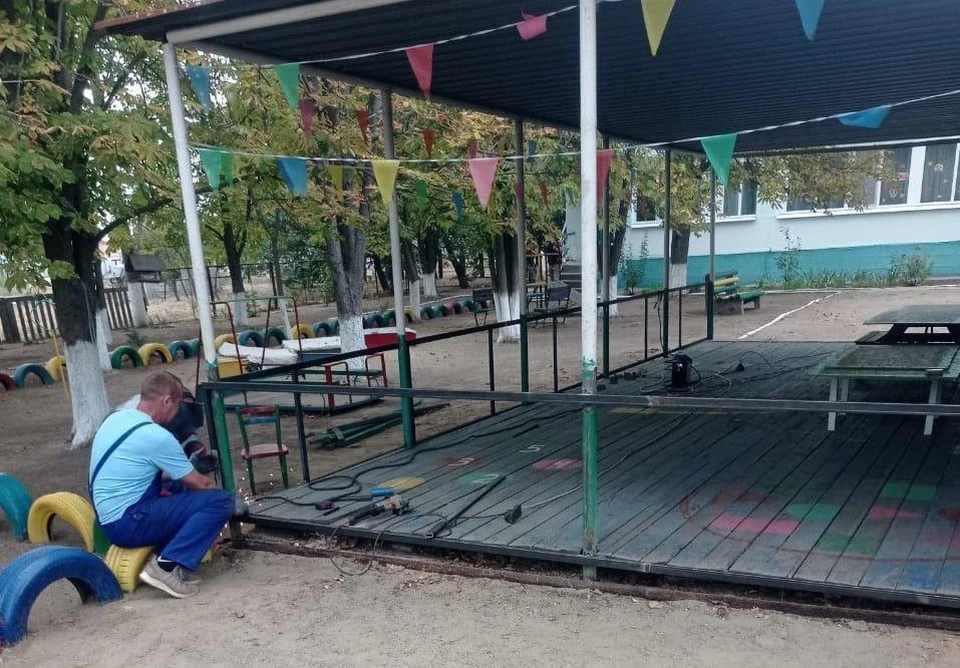 В запорожском детском саду «Тополек» в Молочанске ремонтируют игровую веранду. Фото - тг-канал администрации Токмакского округа