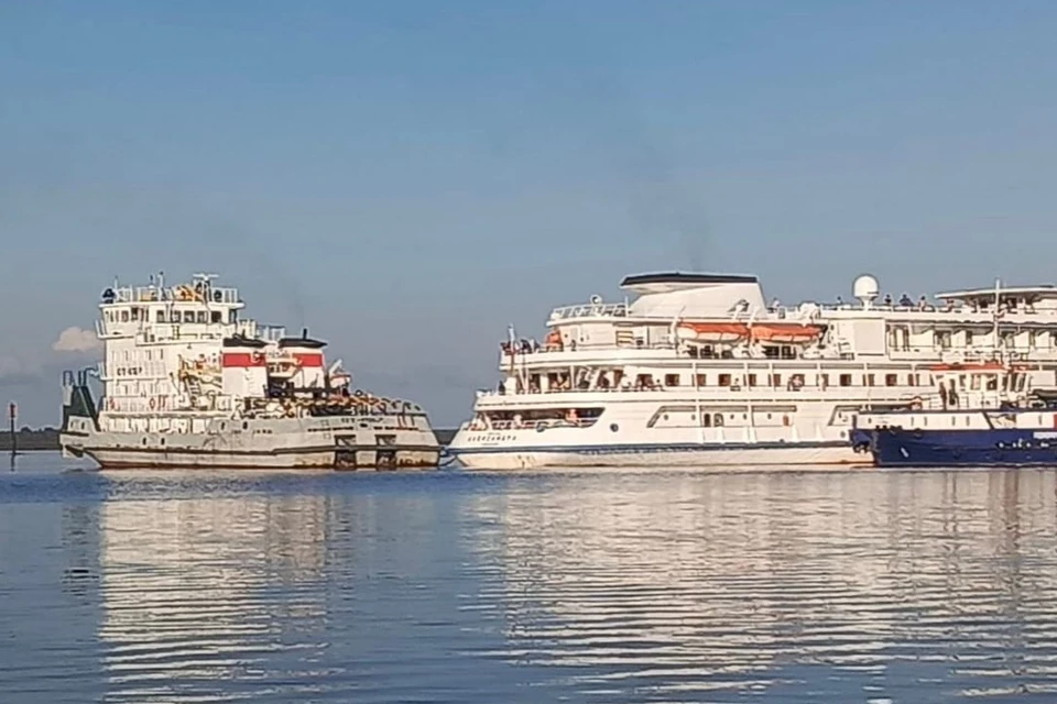 Петербургский теплоход сняли с мели в Вологодской области. Фото: СЗТП