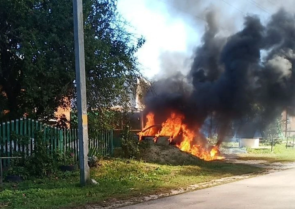 В Шебекинском округе от удара FPV-дрона сгорел припаркованный автомобиль