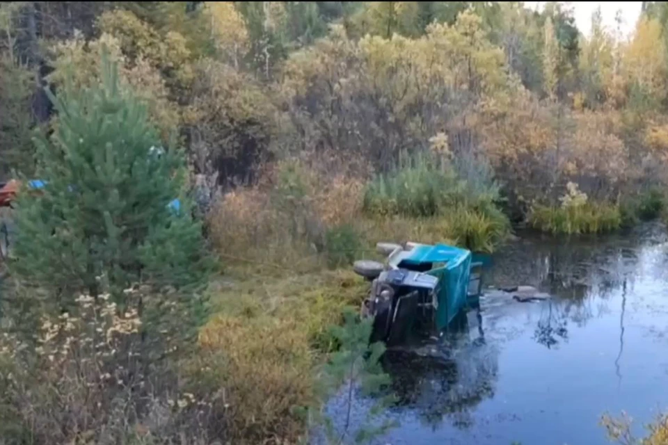 В Братском районе внедорожник слетел с дороги в реку, водитель погиб.