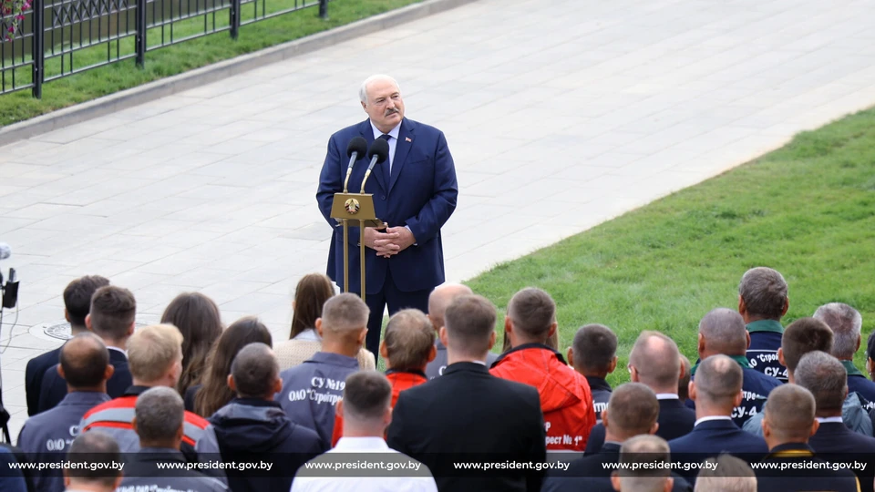 Президент Александр Лукашенко сказал белорусам ковыряться в земле и сидеть на ней босиком, а не в ресторанах. Фото: president.gov.by