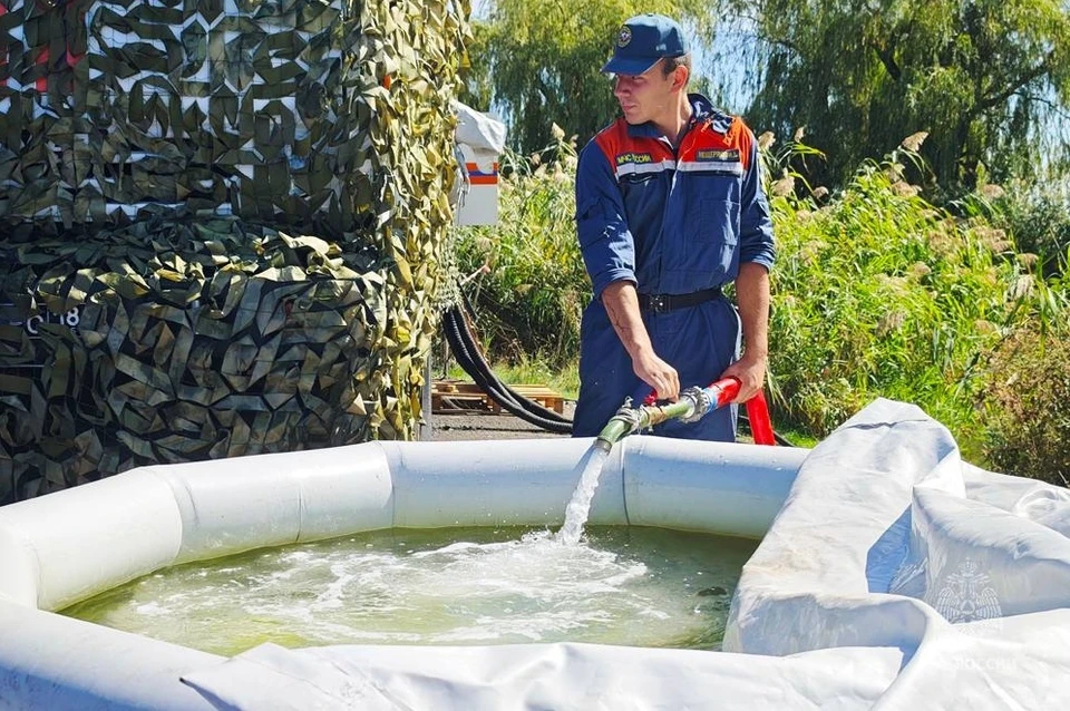 Спасатели обеспечивают жителей ДНР чистой водой. Фото: МЧС России