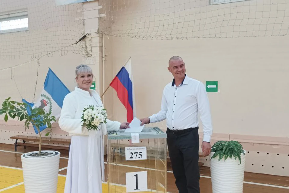 Супруги поставили две судьбоносные подписи в один день. Фото: администрация Братска.