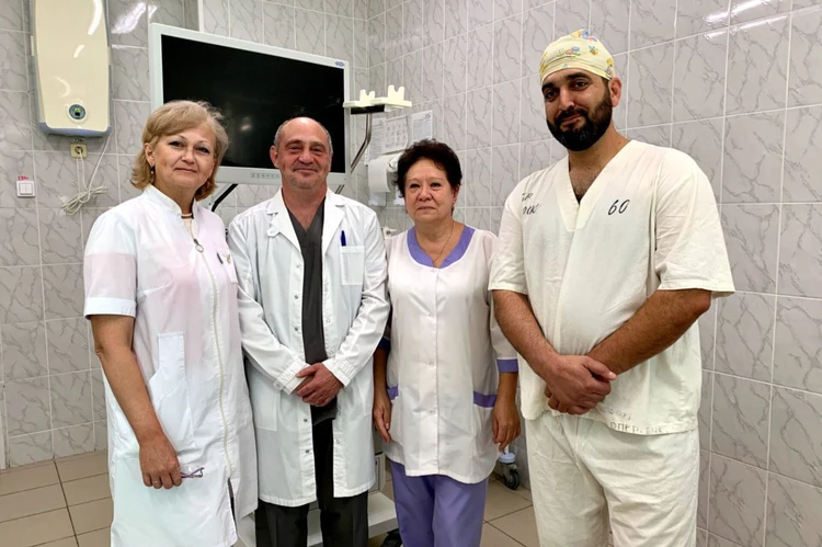 Жена положила ее в рюмку: врачи спасли уральца, случайно проглотившего иголку