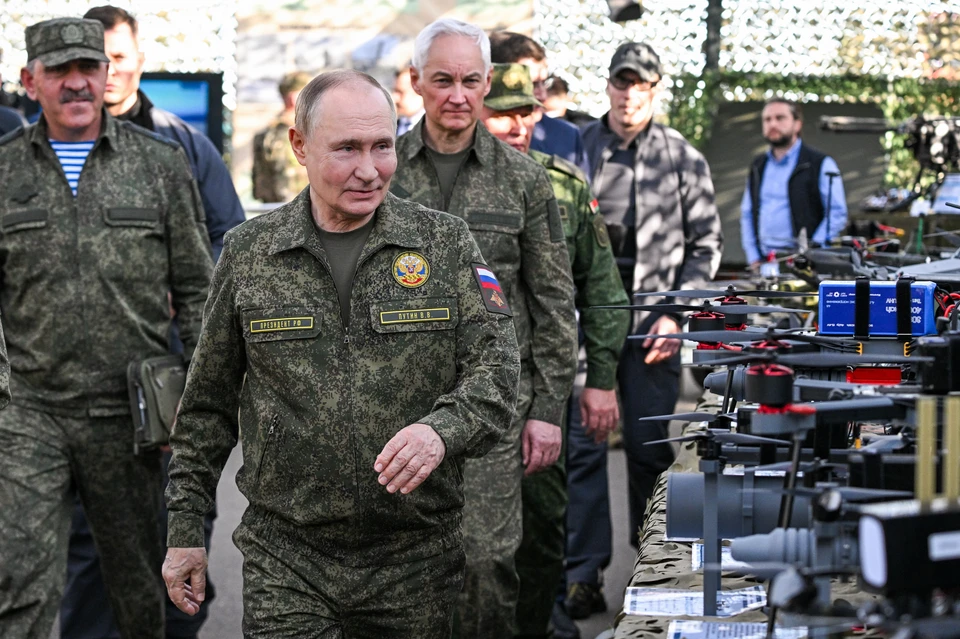 Владимир Путин следил за учениями «Запад-2025» в камуфляжной военной форме. Фото: Сергей Бобылев/POOL/ТАСС.
