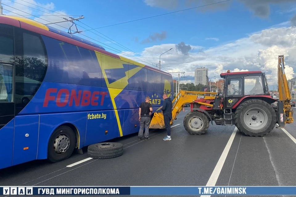 Автобус футбольного клуба БАТЭ попал в аварию в Минске и не опрокинулся благодаря трактору. Фото: УГАИ ГУВД Мингорисполкома.