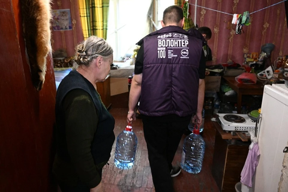 Жителям Петровского района Донецка за день раздали более трех тонн воды. Фото: ТГ/Пушилин