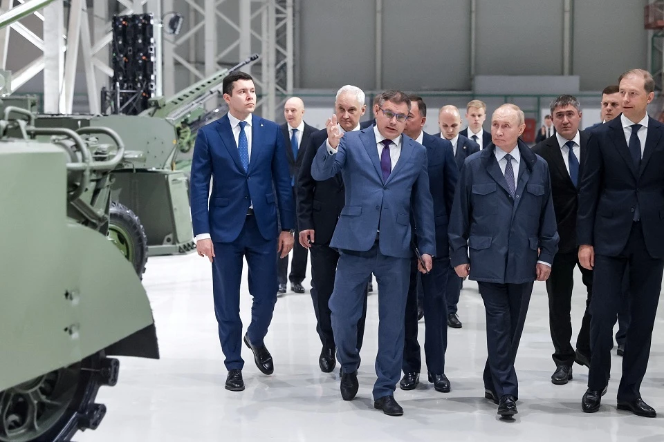 Путину показали привезенную из зоны СВО технику на «Мотовилихинских заводах»