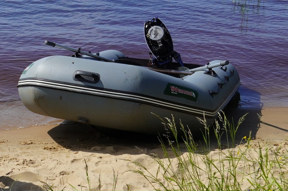 Под Новосибирском мужчина, управляющий лодкой, пострадал из-за наезда катера.