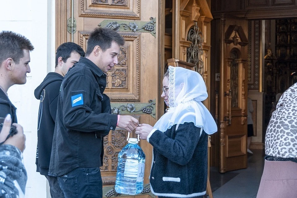 В Донецке раздали 100 тысяч литров питьевой воды прихожанам храмов и жителям. Фото: Министерство молодежной политики ДНР