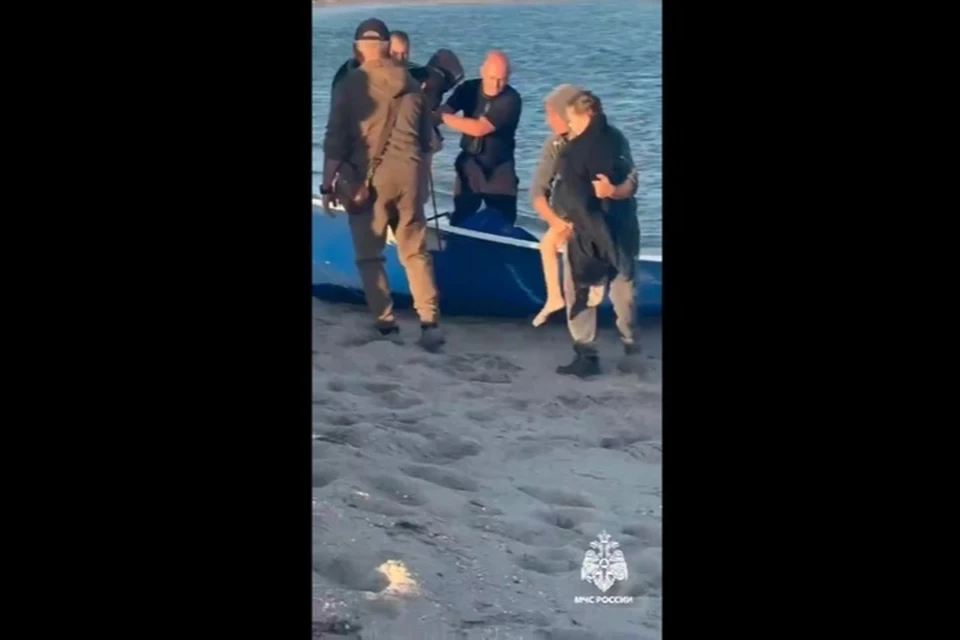 Инспектора ГИМС доставили спасенных детей на берег. Фото: ГУ МЧС России по Запорожской области