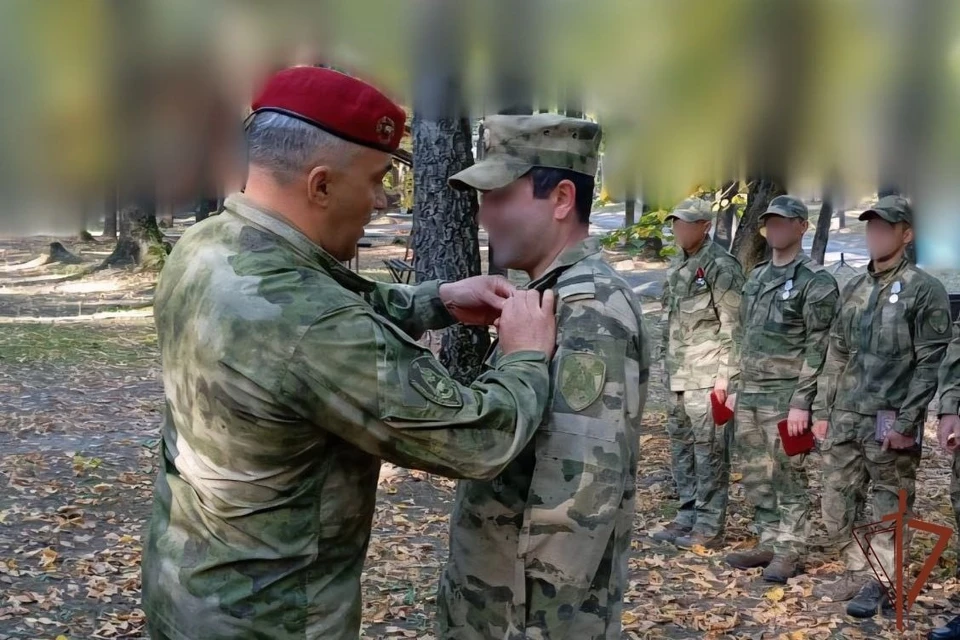 Военнослужащим вручили ордена и медали за решительные и самоотверженные действия по уничтожению противника и прикрытию госграницы. Фото: Росгвардия