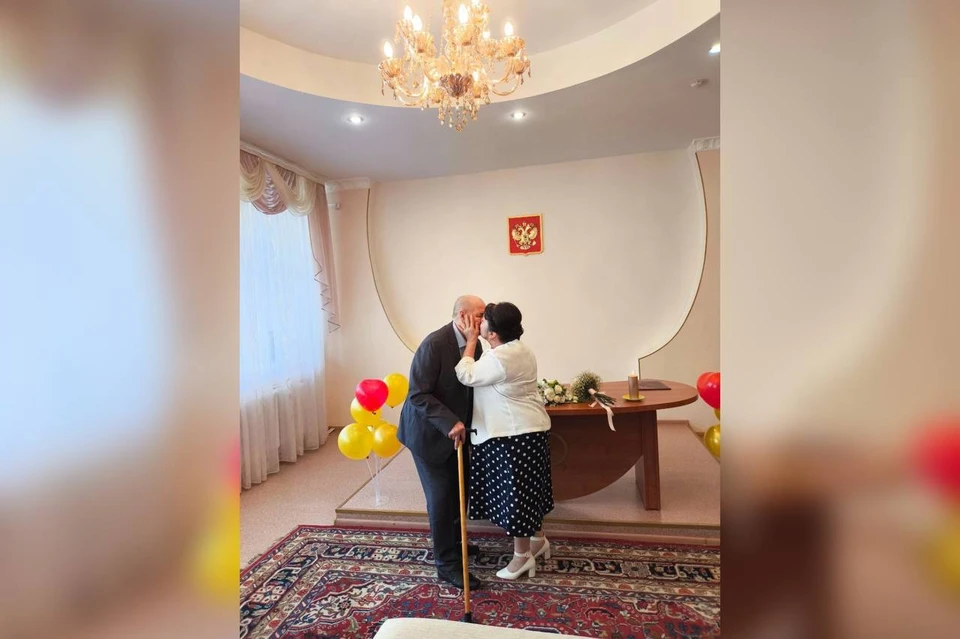 Супруги Силковы из Назаровского округа отпраздновали 50 лет совместной жизни. Фото: краевое Агентство ЗАГС. На фото: супруги-юбиляры