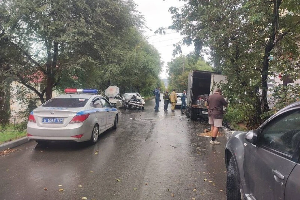 Не справившись с управлением, угонщик совершил столкновение с грузовым автомобилем. Фото: пресс-служба УМВД России по Приморскому краю.
