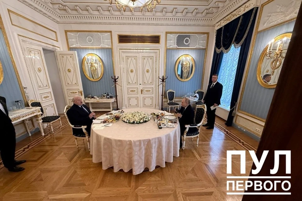Рабочий завтрак президентов проходил в Голубой гостиной Кремля. Фото: телеграм-канал «Пул Первого».