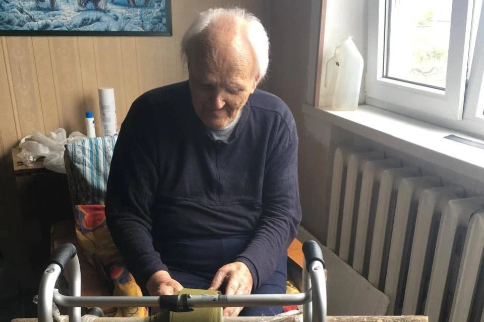 На Ставрополье 90-летний местный житель помогает плести маскировочные сети. Фото: администрация Минераловодского округа