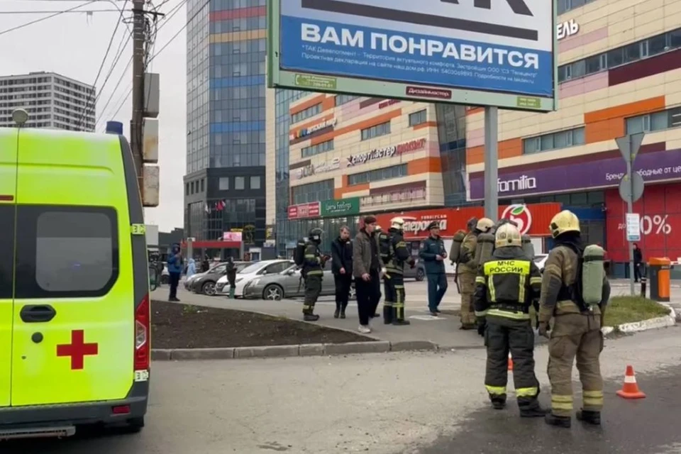 Людей эвакуируют из здания