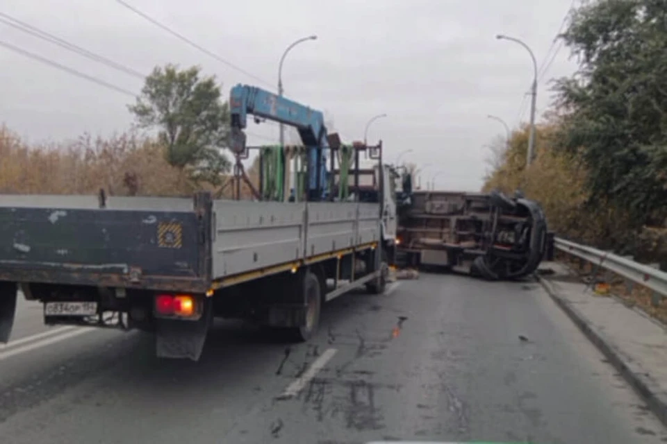 Автомобиль опрокинулся на бок после столкновения. Фото: ГКУ НСО ЦОДД
