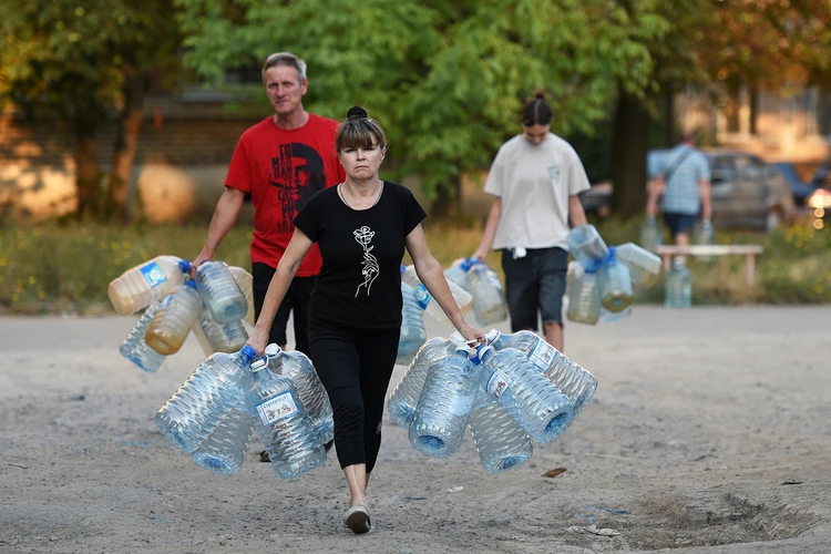 Жажда как оружие: как дончане помогают друг другу в условиях водной блокады