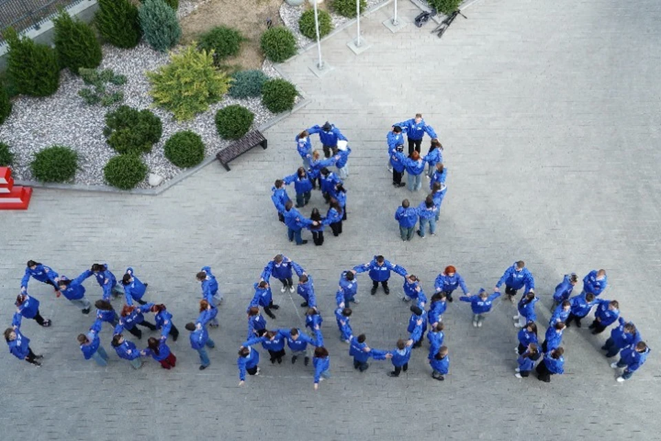 Активисты выстроились в слова «МЫ ДОМА» и цифру «89»