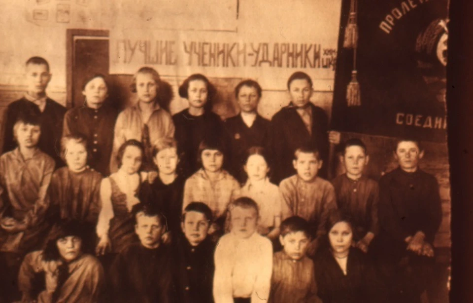 Вера (во втором ряду, четвертая слева) училась в школе хорошо. Фото - архив Николая Филиппова.