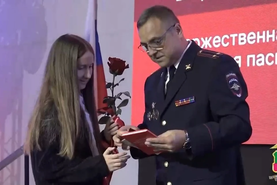 Свои первые паспорта торжественно получили юные жители региона. Фото: ГУ МВД России по Запорожской области