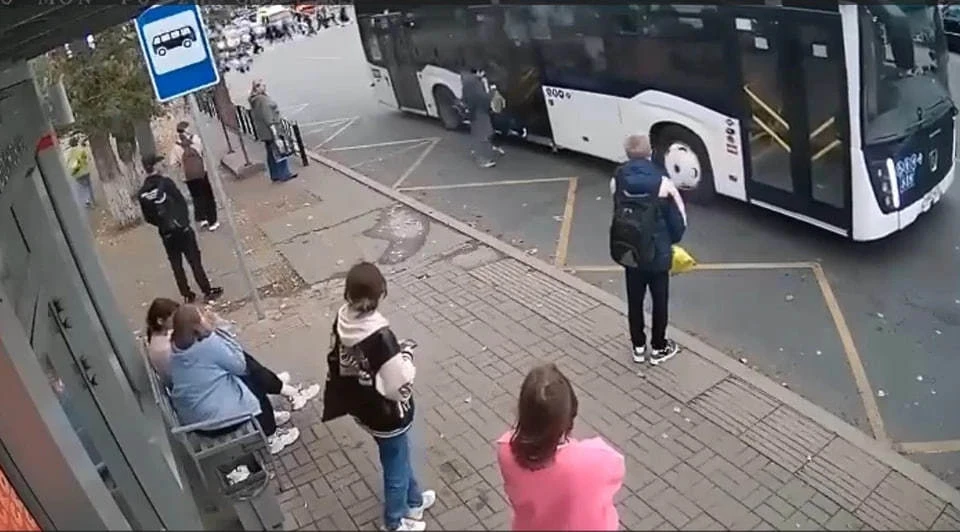 В Омске автобус зажал ногу ребенка и протащил по асфальту десяток метров. Фото: кадр видео https://t.me/s/omsktop1