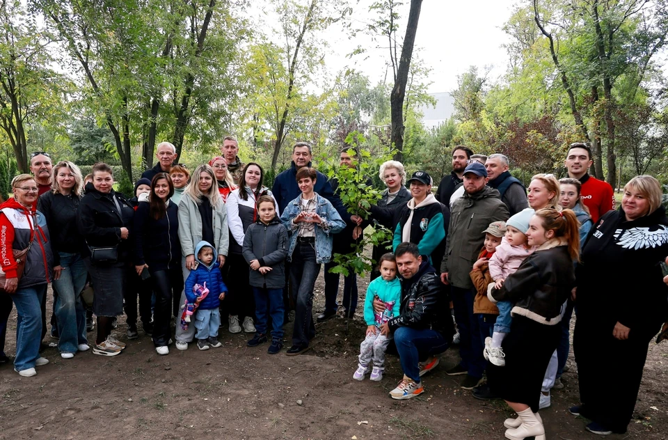 В парке «Левобережный» высадили уникальные красные дубы.