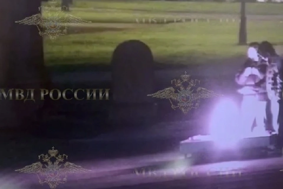 Два екатеринбуржца осквернили Вечный огонь во время прогулки. Фото: скриншот видео