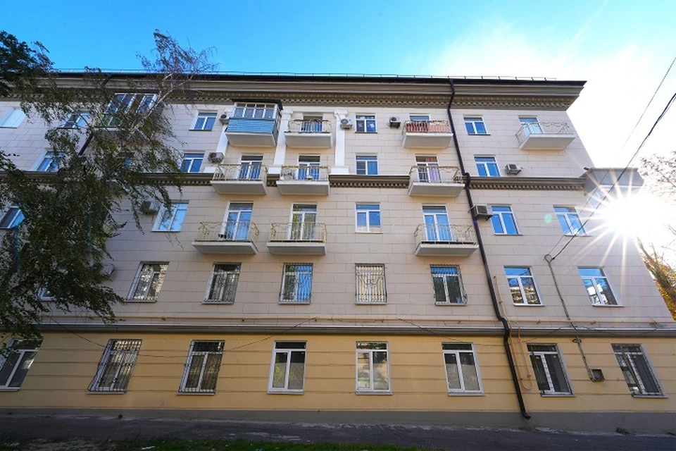 В центре Мариуполя восстановлен уникальный исторический дом с лепниной 1956 года