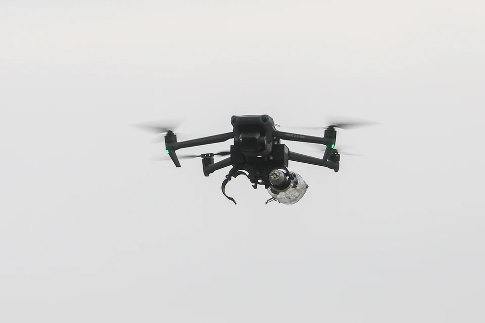 Российские FPV-дроны по упаковке с водой нашли замаскированный блиндаж ВСУ