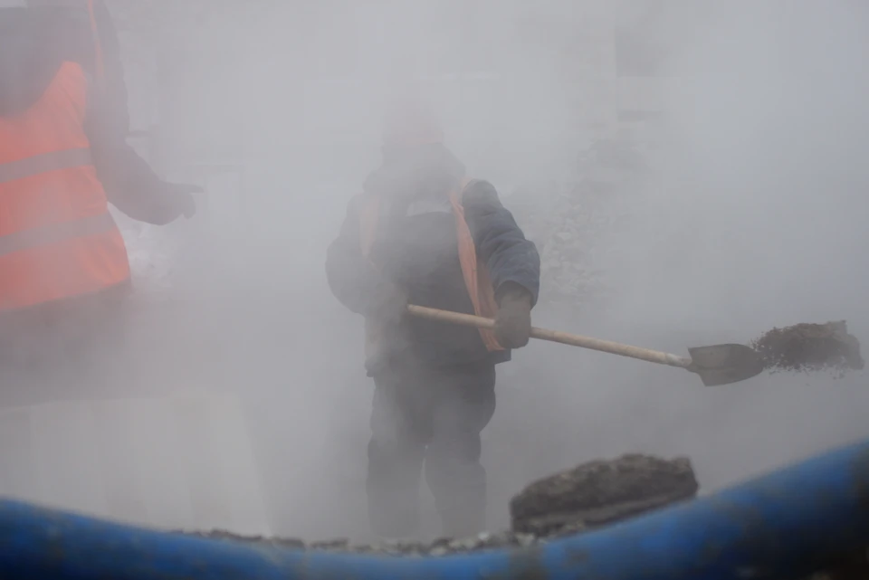 В Новосибирске прорвало трубу на улице Пермской